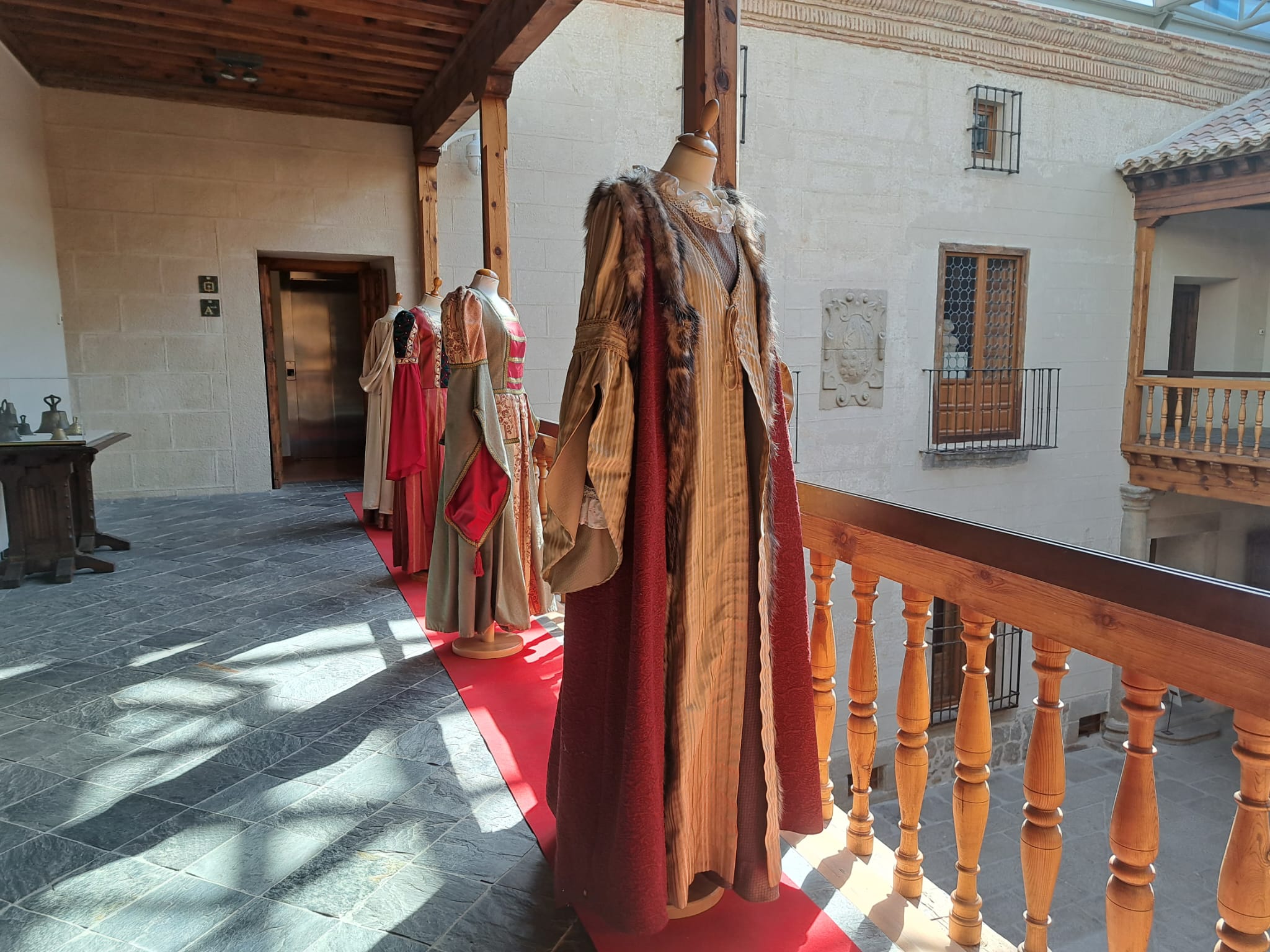 La exposición se centra sobre todo en los trajes que llevaban los miembros de la alta y baja nobleza