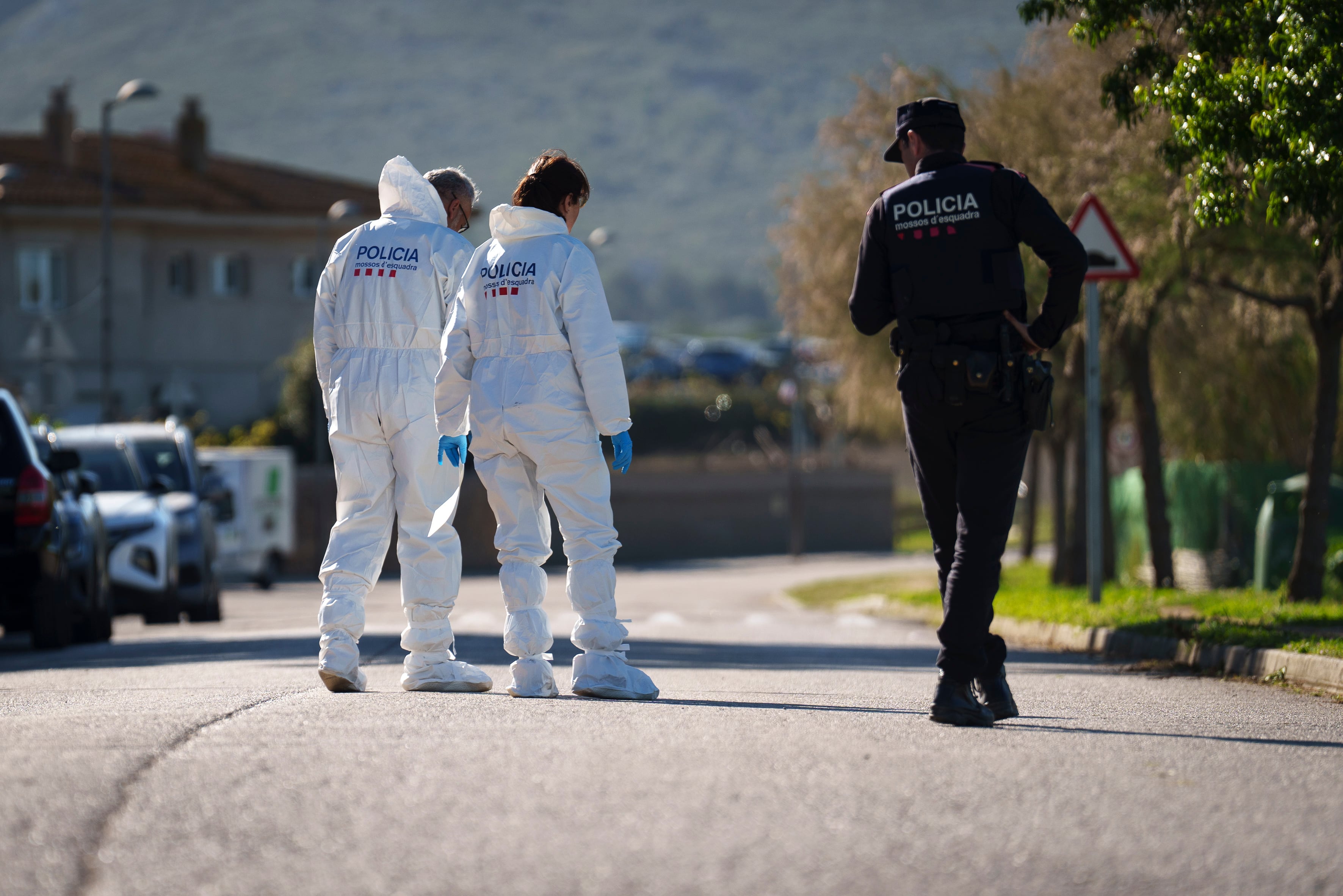 Agentes trabajando en la zona en la que se ha producido el crimen del menor e intento de asesinato de la madre.