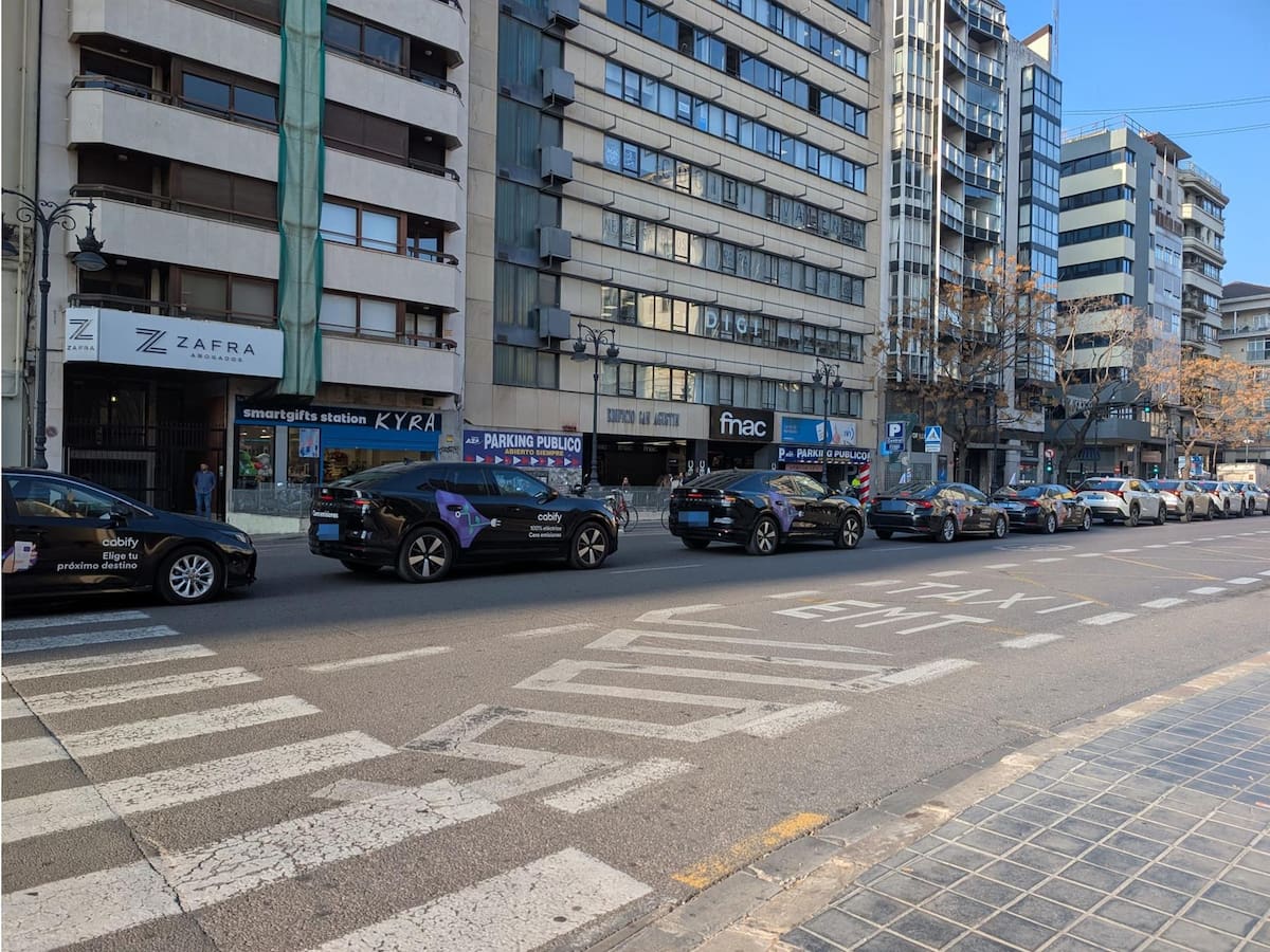 Las VTC se manifiestan en València contra una posible prohibición del servicio urbano