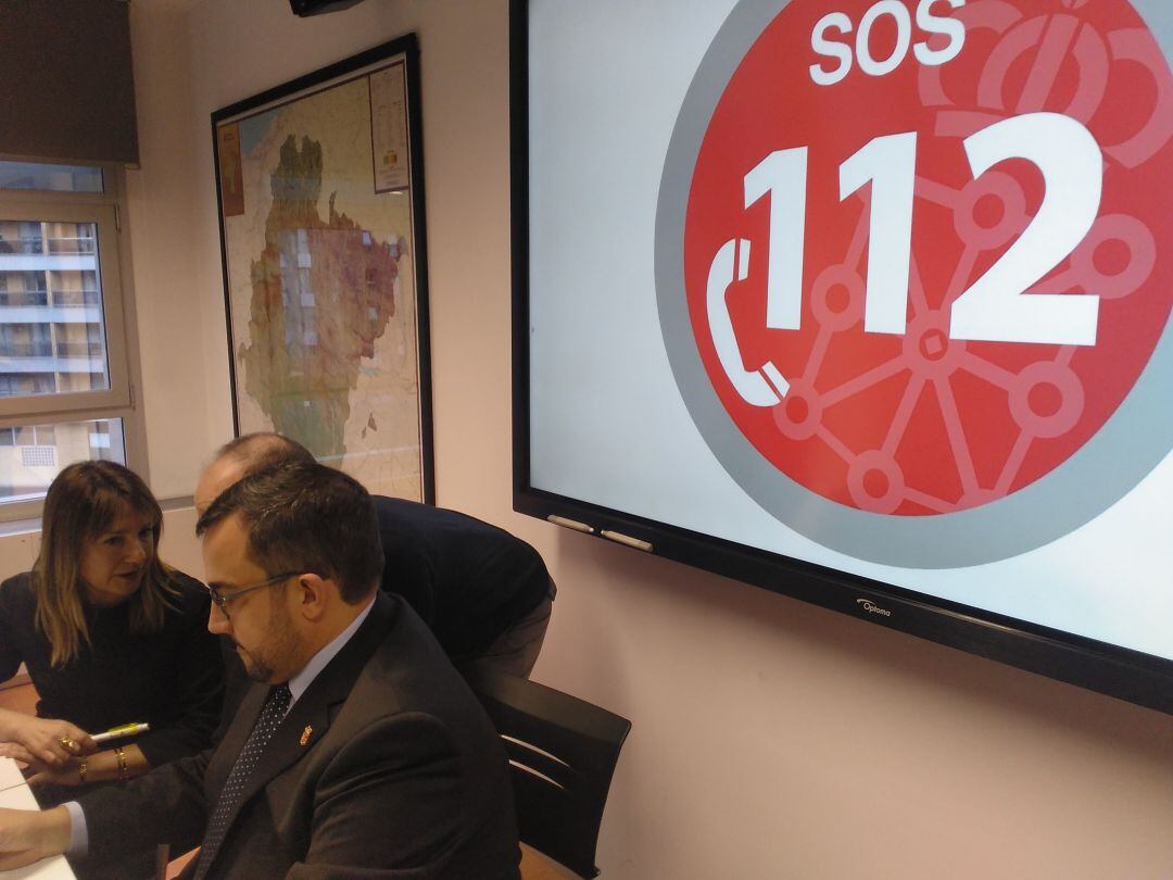 El consejero Remírez, antes de la presentación junto a la directora general de Interior, Amparo López; y el director del Servicio de Protección Civil, José Javier Boulandier.