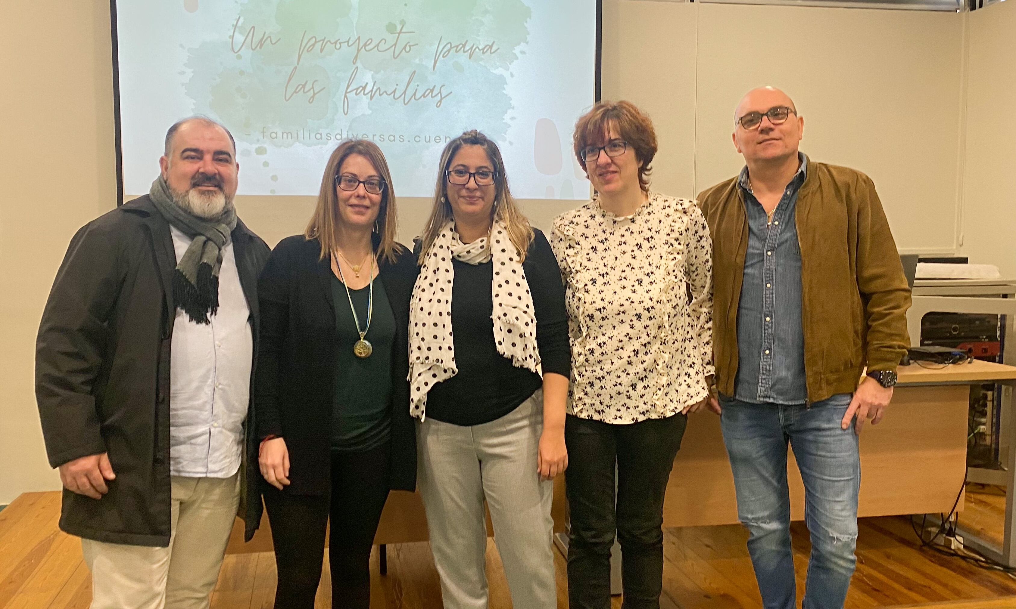 José Manuel y Ana, Carla, y Esther y Juan Pablo, en la reunión de familias diversas  el sábado 4 de marzo en la biblioteca pública Fermín Caballero de Cuenca.