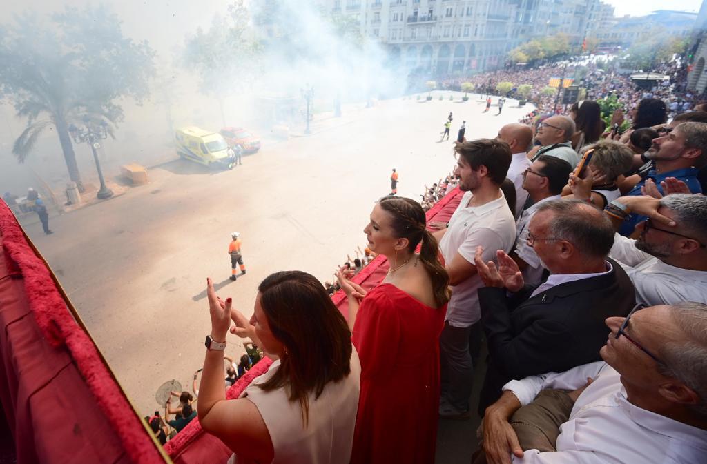 Este sábado se ha celebrado en València el congreso anual de pirotécnicos de toda España y se ha disparado una mascletà en la plaza del Ayuntamiento.