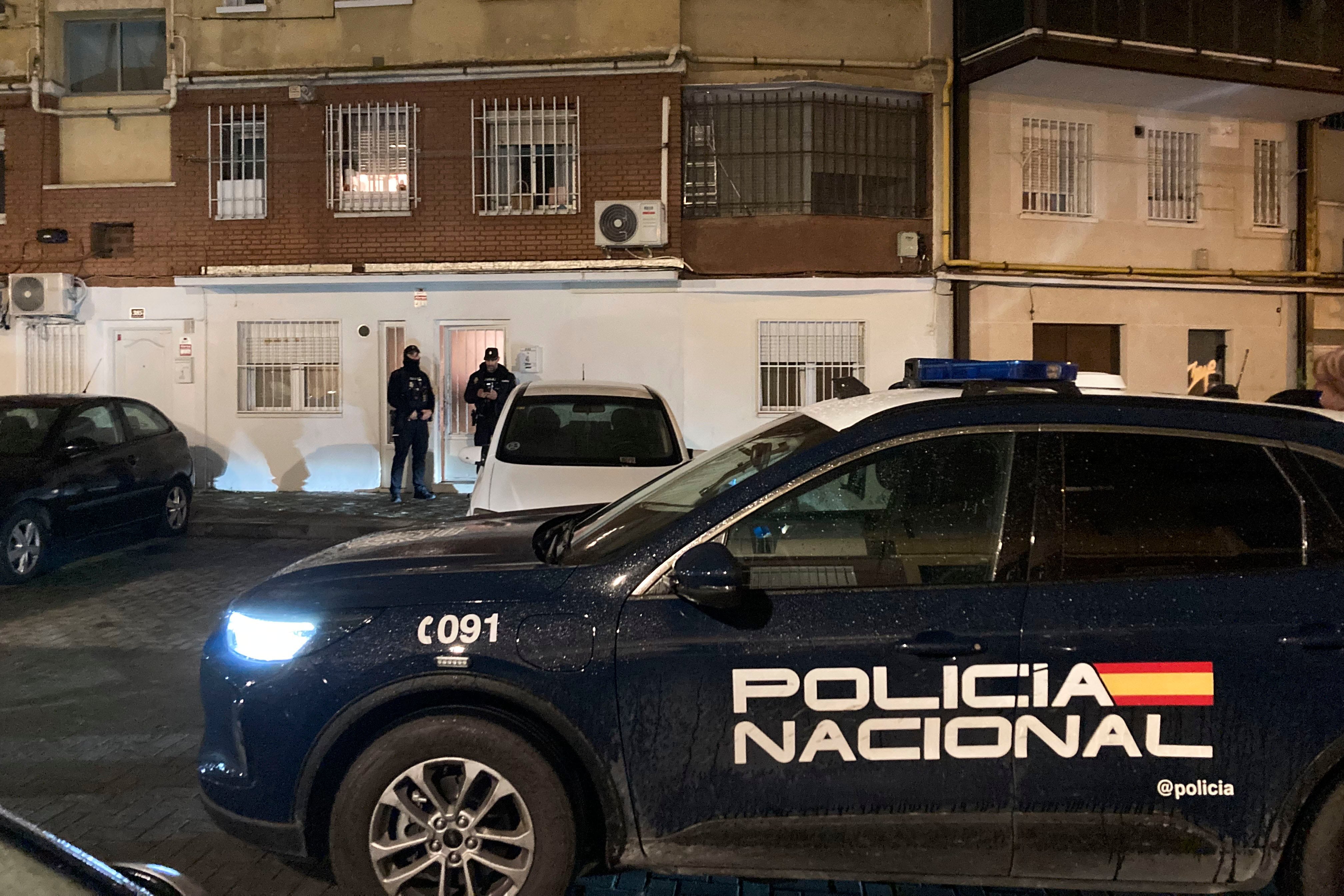 MADRID, 18/02/2026.- Vista del edificio del madrileño el barrio de Tetuán en el que una mujer fue asesinada este miércoles en un posible caso de violencia machista por el que la Policía ha detenido a su expareja. De acuerdo con las primeras informaciones, la mujer, de 37 años y de nacionalidad paraguaya al igual que el presunto agresor, tenía signos de estrangulamiento. EFE/Mercedes Ortuño Lizarán