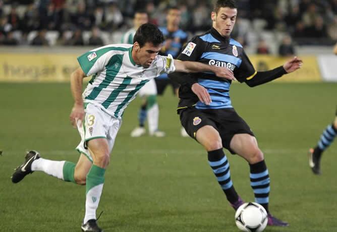 Fuentes pelea un balón con el delantero del Espanyol Álvaro Vázquez