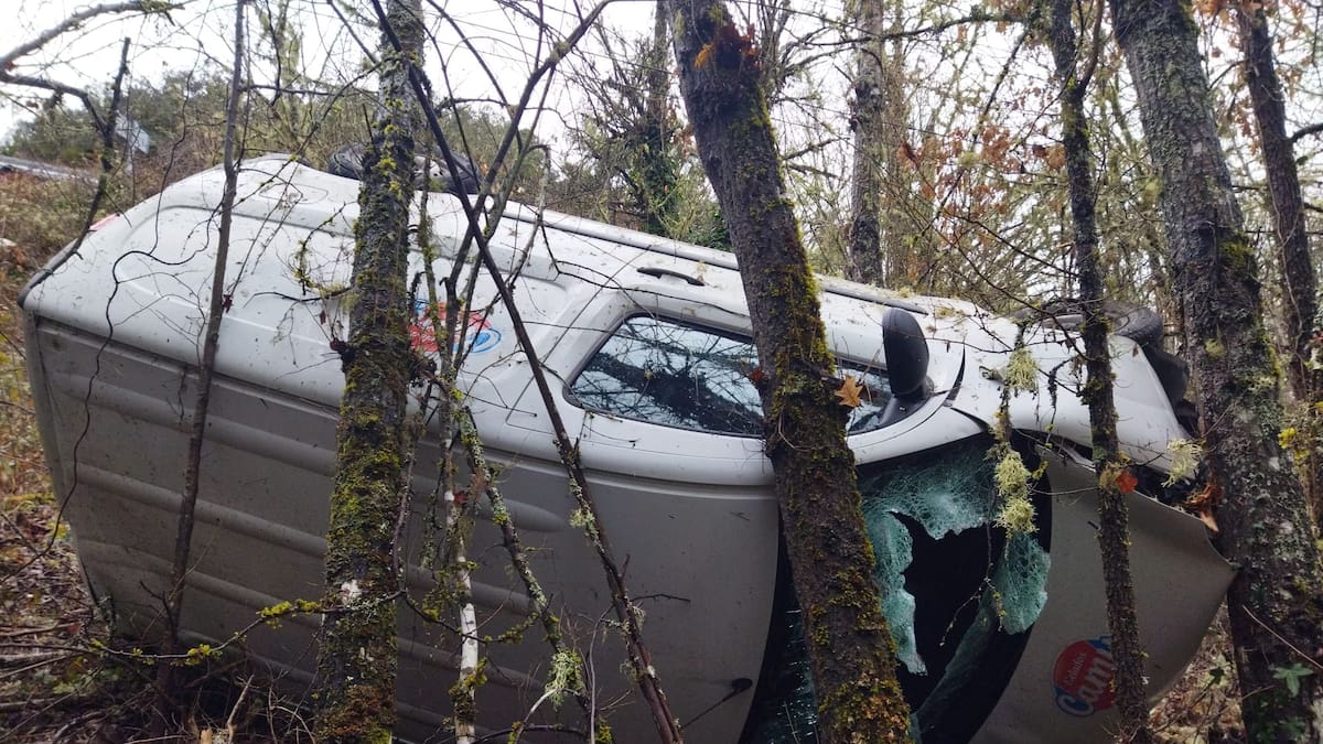 Se precipita con la furgoneta por un terraplén de 15 metros en Noceda del Bierzo y los bomberos lo rescatan "prácticamente ileso"