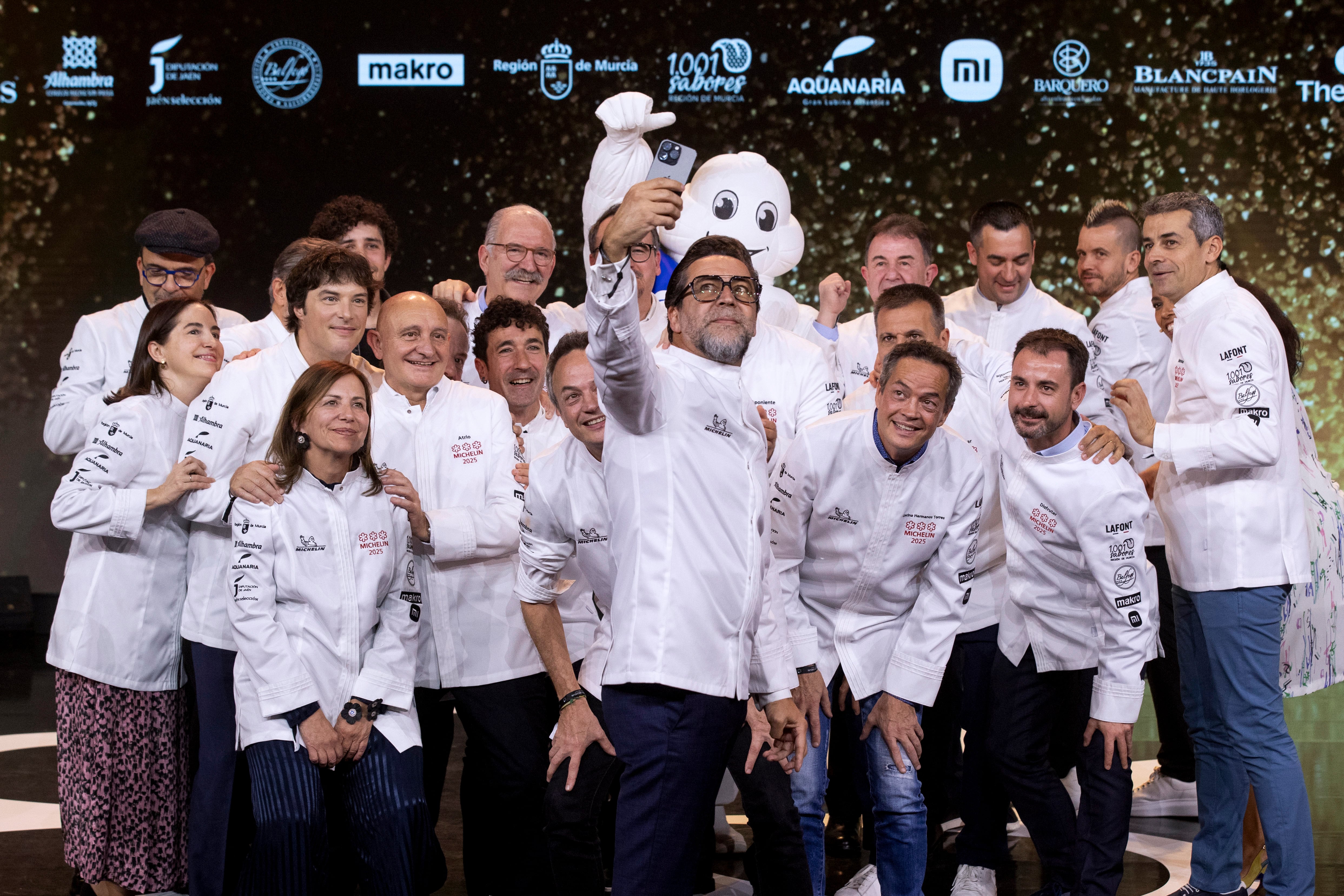 -FOTODELDÍA- MURCIA, 26/11/2024.- El chef Quique Dacosta hace un selfie a todos los cocineros con tres estrellas Michelín durante la Guía Michelín en su edición de 2025 de la gastronomía española que se ha celebrado este martes en el Auditorio Víctor Villegas de Murcia. EFE/Marcial Guillén
