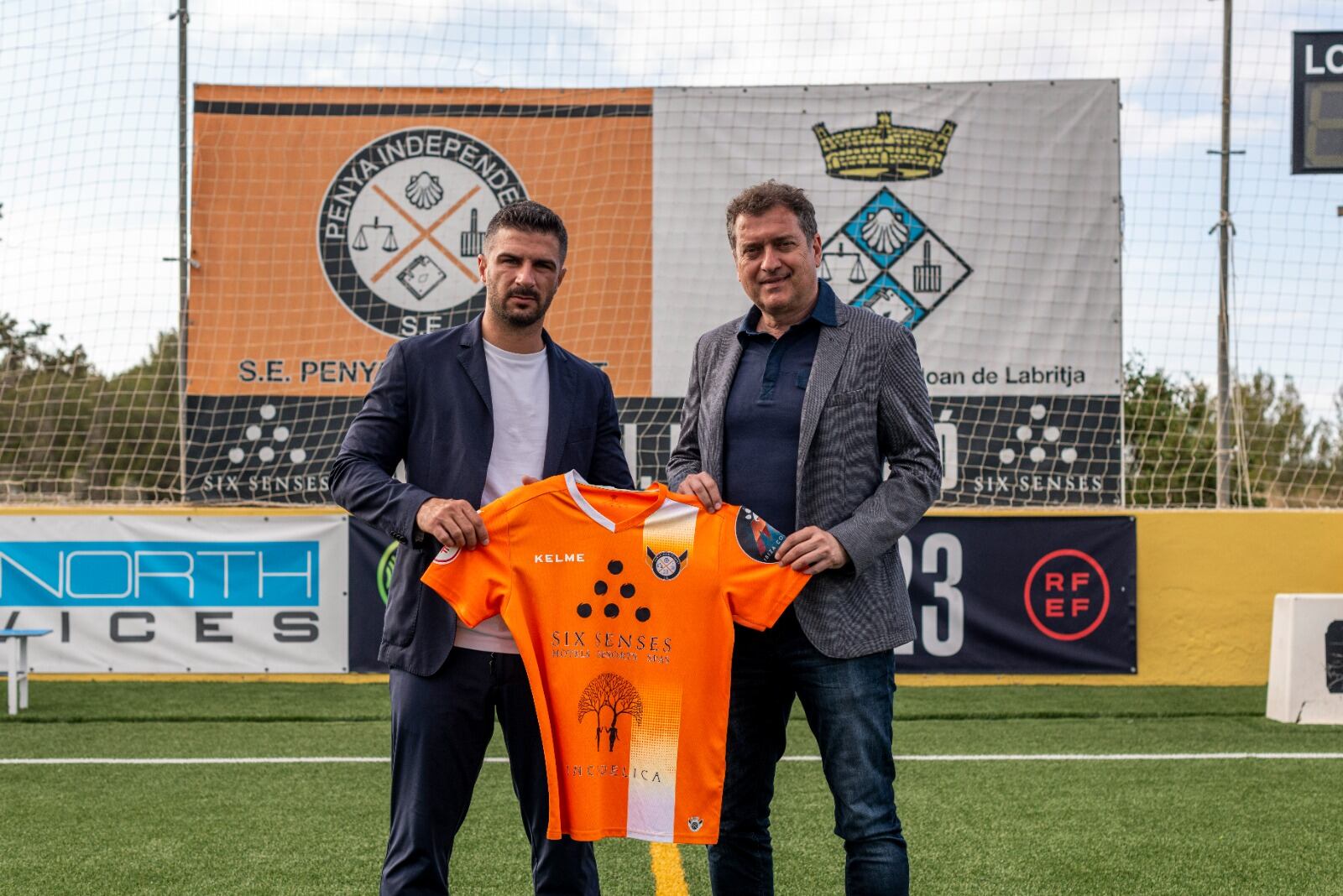Guerrero junto con el presidente de la Penya, Toni Planells