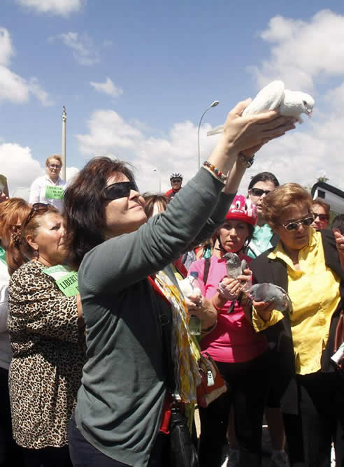 Ruth Ortiz suelta una paloma en la puerta del Centro Penitenciario de Alcolea donde está José Bretón, el padre de los menores&quot;, acto con el que ha concluido una marcha para pedir la libertad de los niños