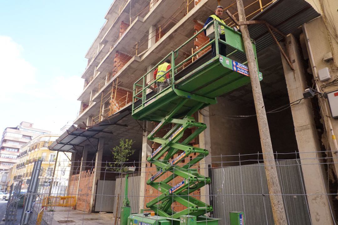 Operarios arreglando las marquesinas metálicas del edificio en la avenida Chapí de Elda