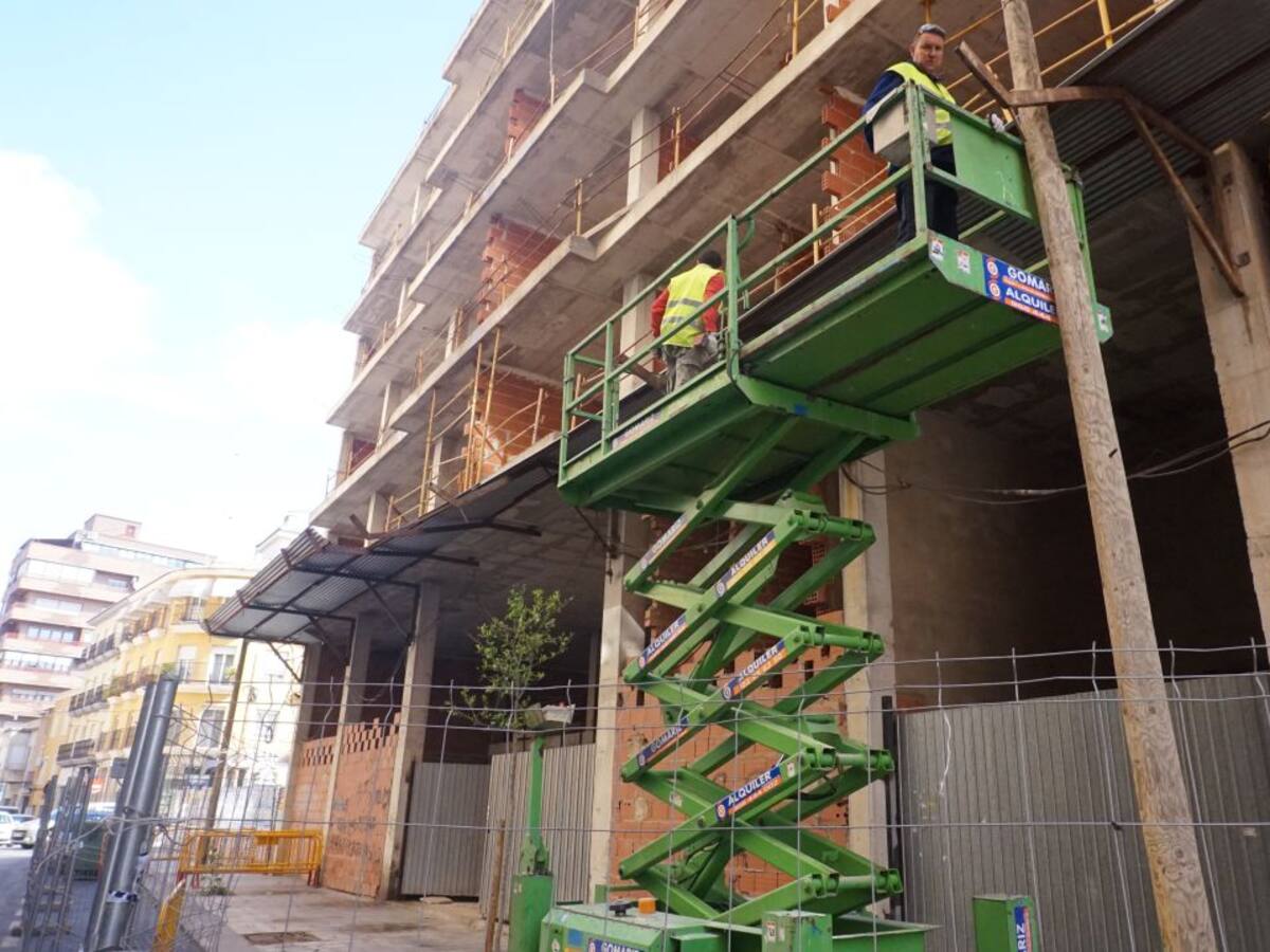 Comienza el arreglo del edificio en construcción de la avenida Chapí de Elda