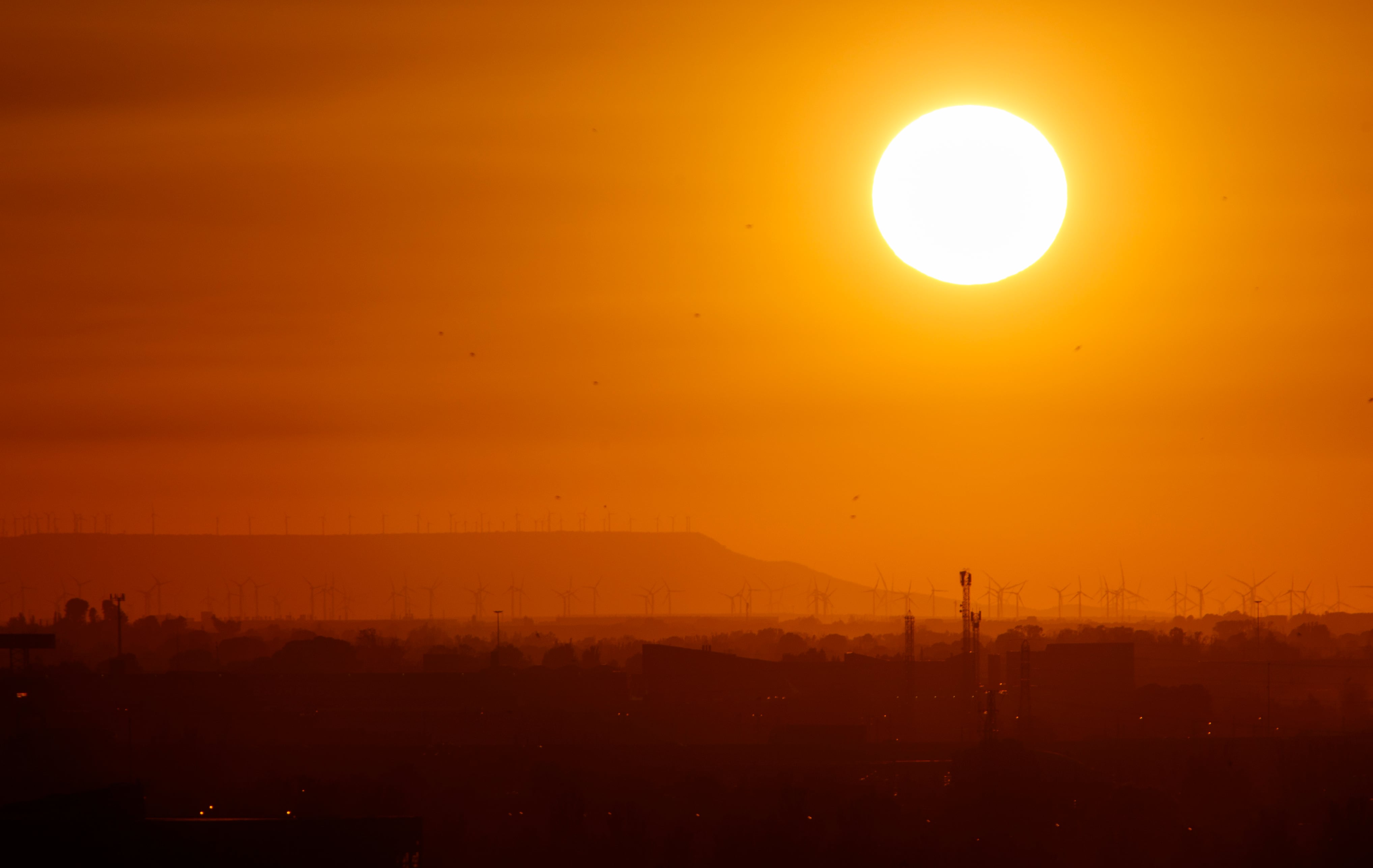 El sol durante un atardecer.