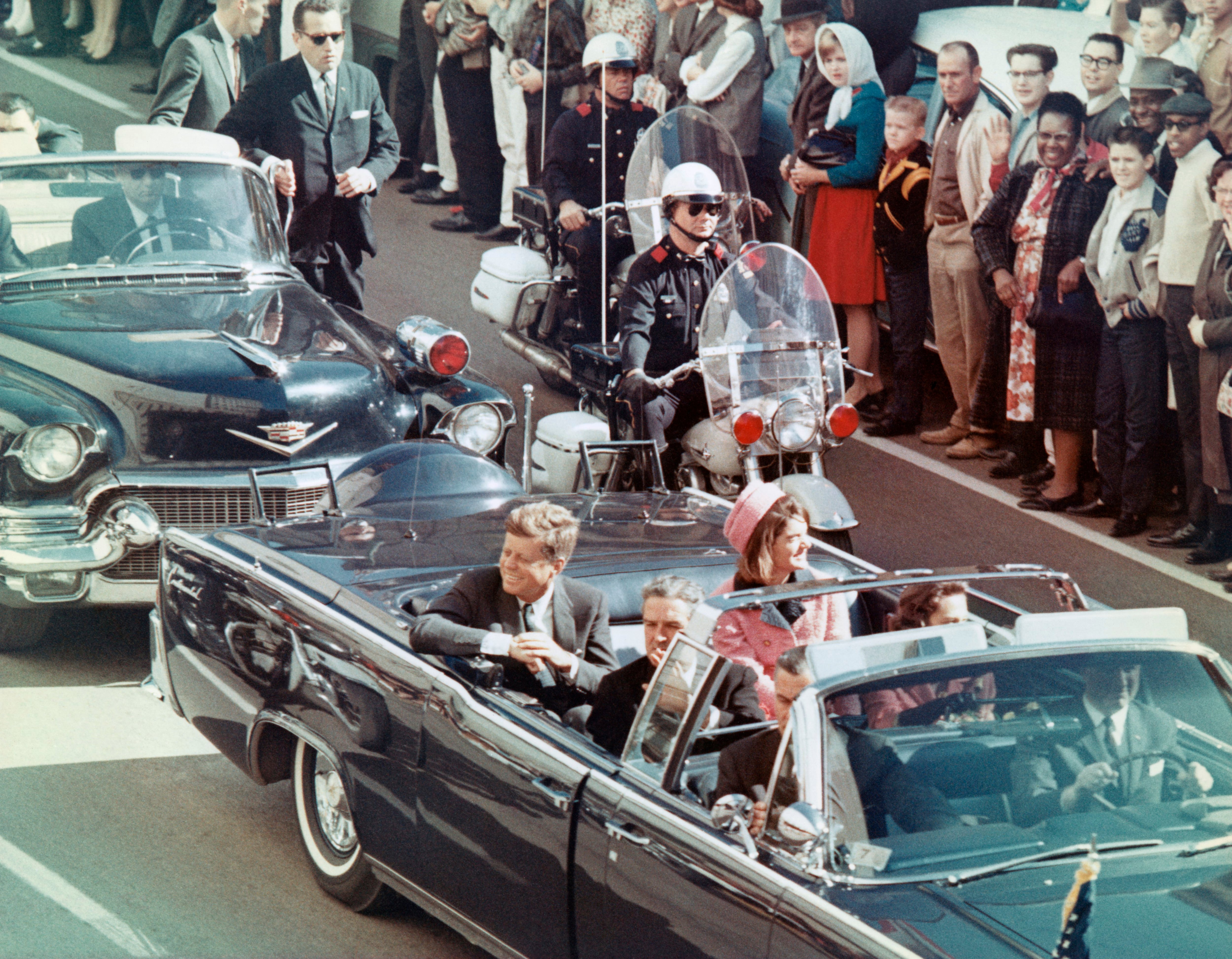 John F Kennedy y  Jacqueline Kennedy minutos antes del asesinato del presidente de EEUU en Dallas