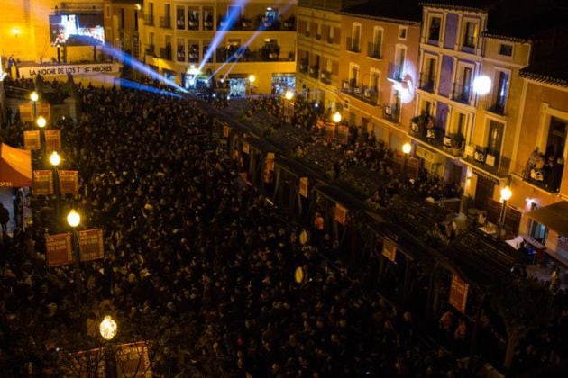 Imagen de la plaza del Ayuntamiento de Mula durante la celebración de La Noche de los Tambores, fiesta que busca la declaración de Interés Turístico Internacional