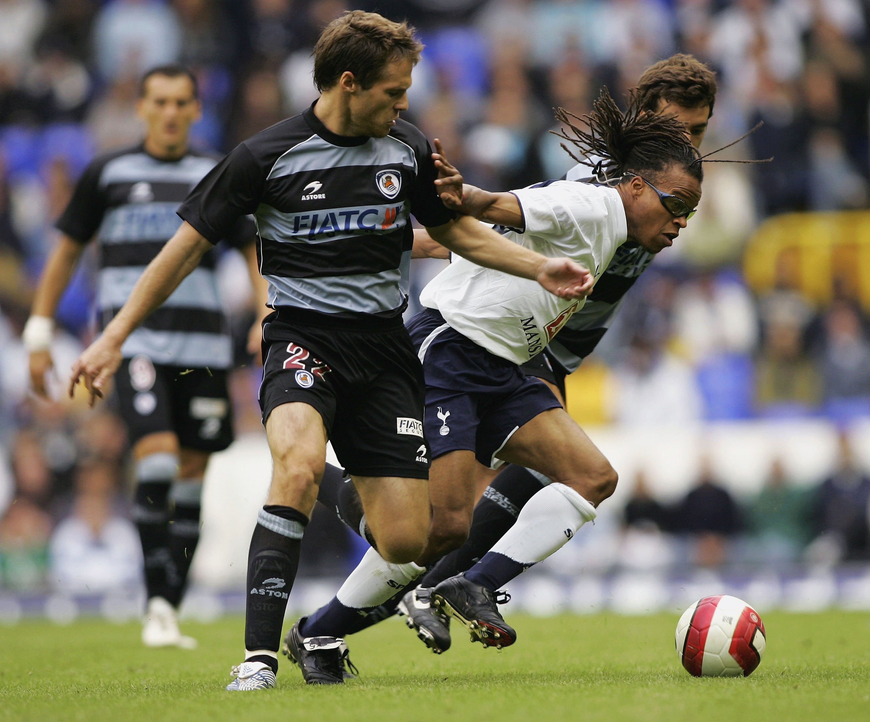Mikel Alonso disputa un balón con la camiseta de la Real Sociedad