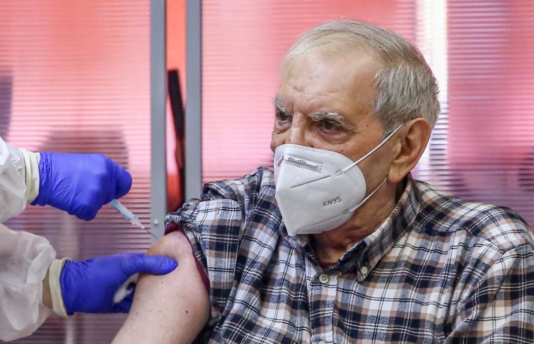 José Antonio es vacunado durante el primer día de vacunación contra la Covid-19 en España, en la residencia de mayores Vallecas.