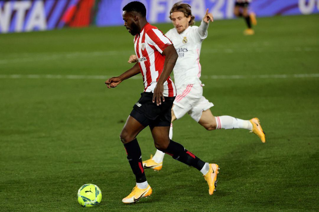  El delantero del Athletic de Bilbao Iñaki Williams (i) maneja una posesión ante la presión del centrocampista croata del Real Madrid Luka Modric durante el partido entre el Real Madrid y el Athletic de Bilbao correspondiente a la jornada 19 de LaLiga Santander que ambos equipos disputan este martes en el estadio Alfredo Di Stefano de Madrid. 