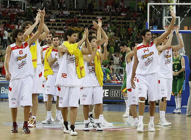 Los jugadores españoles aplauden tras la victoria