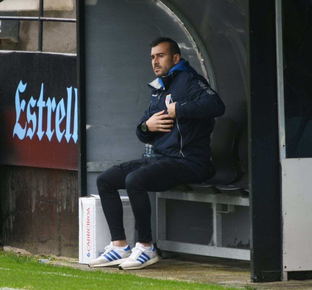 Yago Iglesias, entrenador del Compostela, en el banquillo de Barreiro el pasado domingo