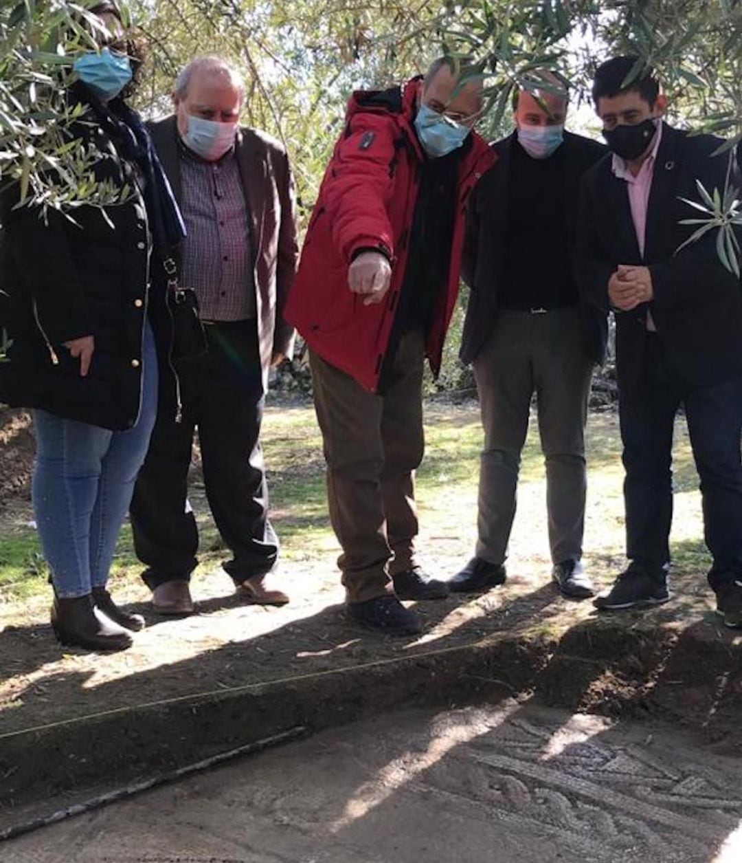 El presidente de la Diputación de Jaén, Francisco Reyes (primero por la derecha) junto al alcalde de Rus, Manuel Hueso, y otros responsables municipales.