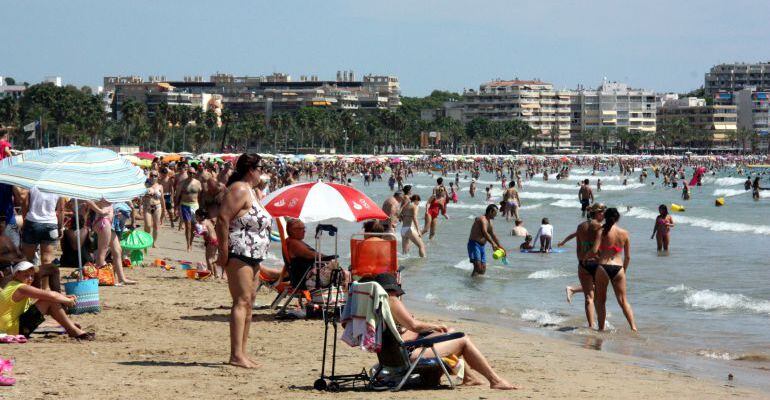 El turisme empeny el sector serveis a retallar la desocupació