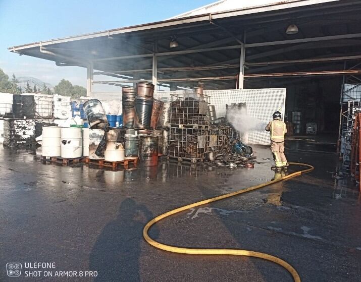 Bomberos del CEIS extinguen el incendio originado en una nave industrial de Alhama de Murcia