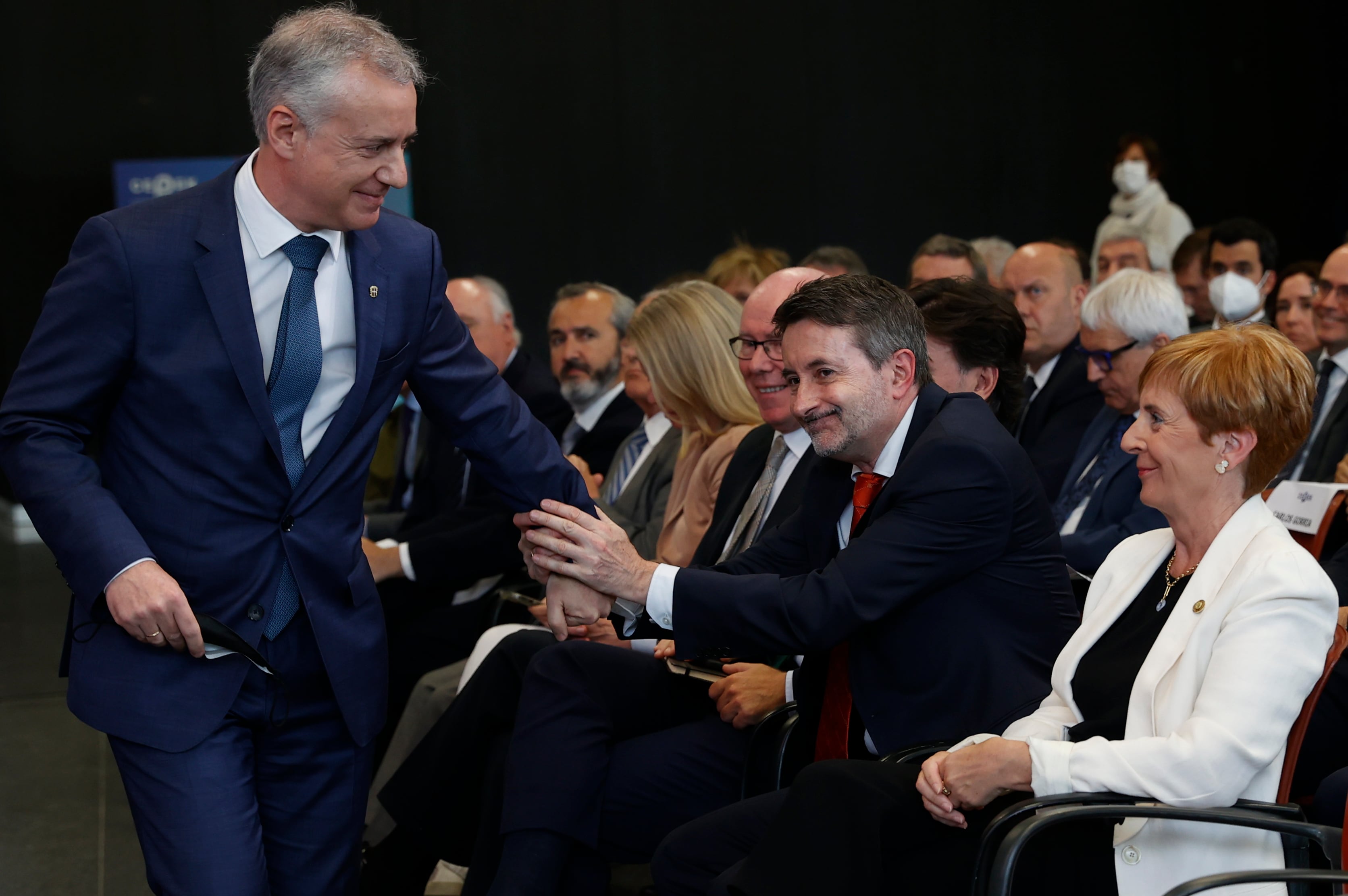 El lehendakari, Iñigo Urkullu saluda al  consejero delegado de Repsol, Josu Jon Imaz (2d) durante el acto de clausura de la asamblea general de la Confederación Empresarial de Bizkaia-CEBEK en Bilbao este miércoles.