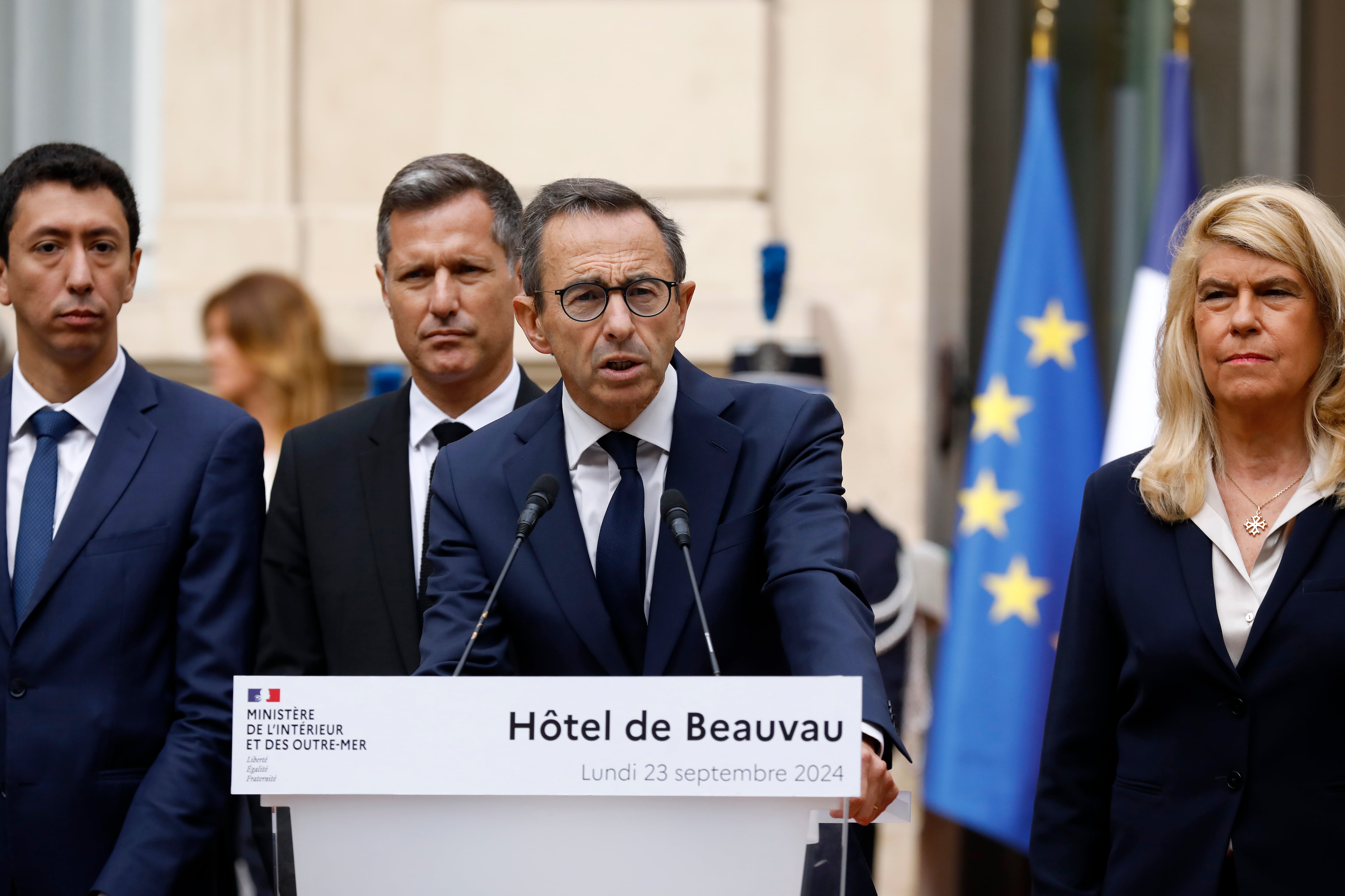 El nuevo ministro del Interior de Francia, Bruno Retailleau, en su primera intervención tras el intercambio de carteras con su predecesor