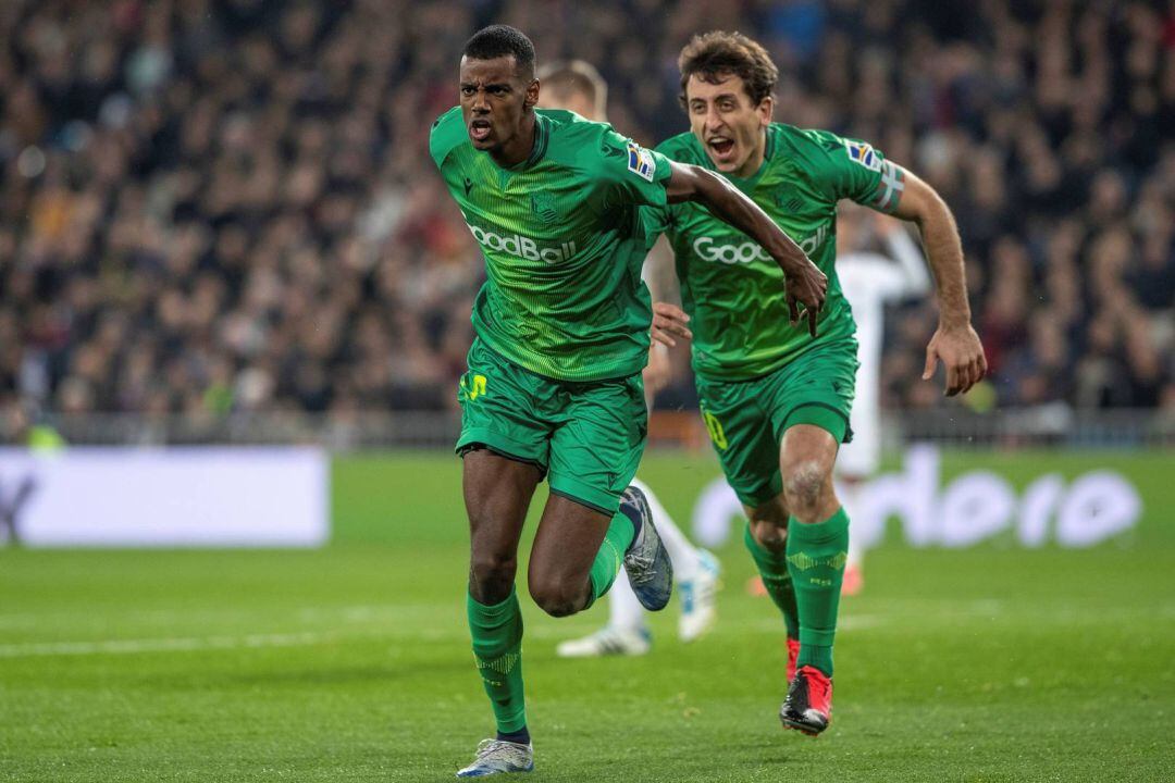 Isak y Oyarzabal celebran uno de los 33 goles que ha marcado el tridente txuri-urdin esta temporada