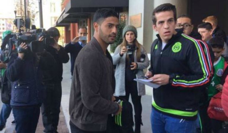 Carlos Vela, en el momento de abandonar la concentración de México en Columbus (EEUU)