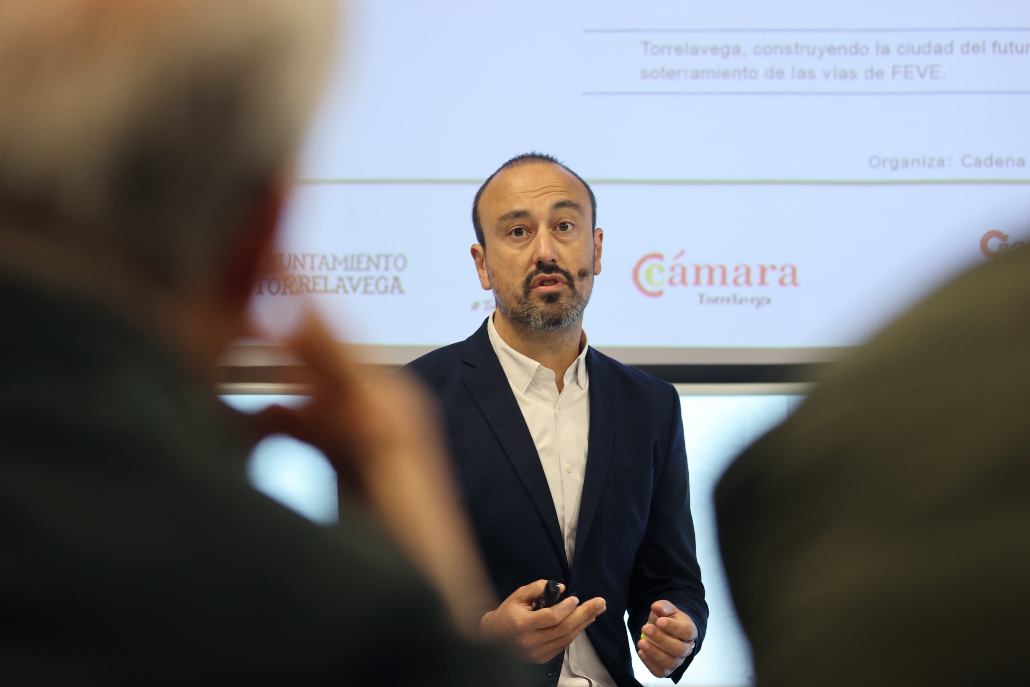 El alcalde de Torrelavega, Javier López Estrada, durante su intervención en el foro que la Cadena SER organiza en Torrelavega.