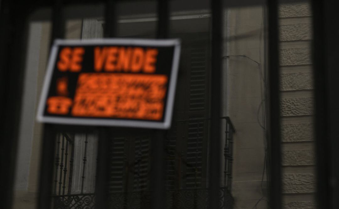 Archivo - Cartel colgado en un edificio que indica que el inmueble está en venta.
