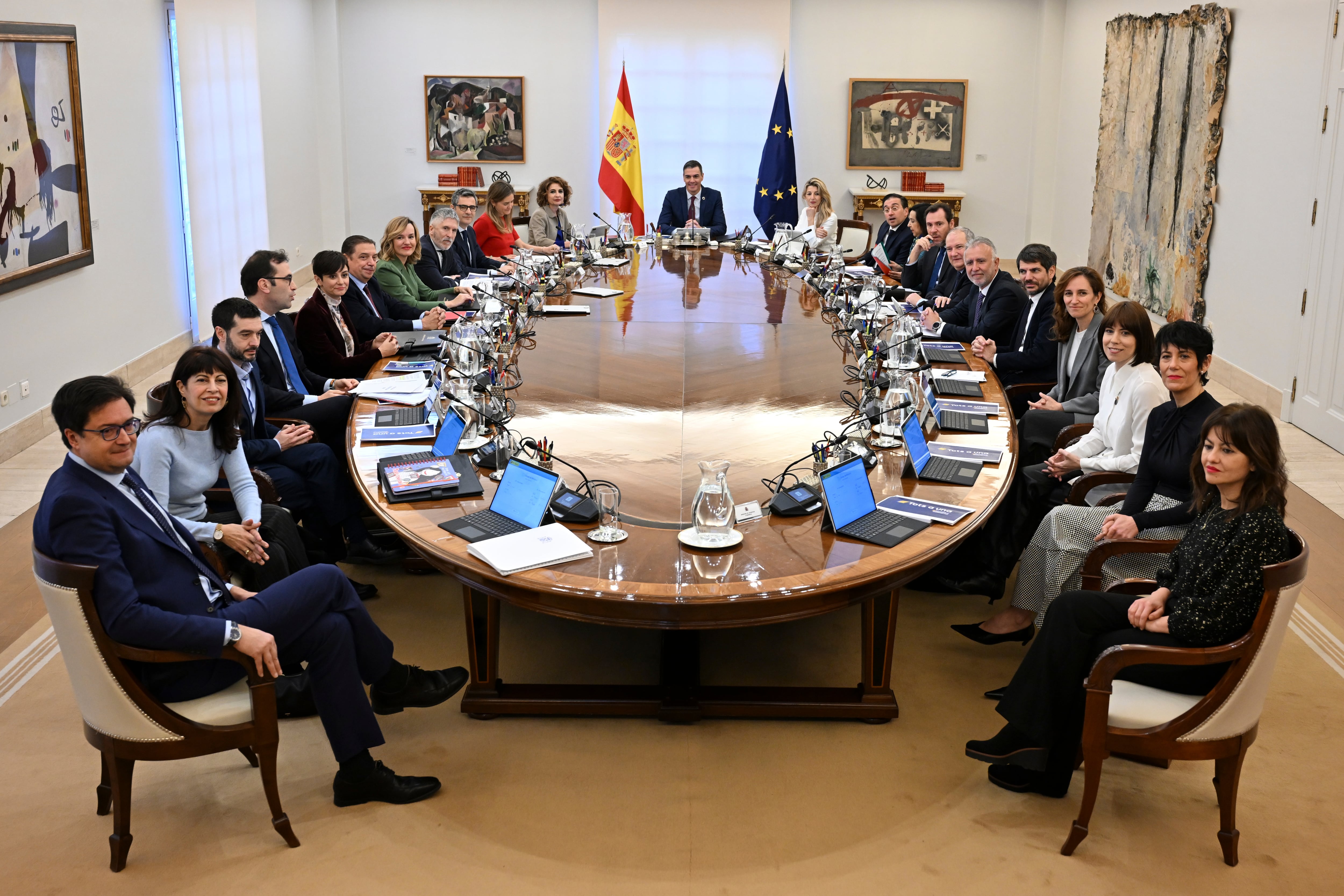 MADRID, 07/01/2025.- El jefe del Gobierno, Pedro Sánchez (fondo), preside este martes la primera reunión del año del Consejo de Ministros, en un ejercicio que el Ejecutivo inicia con el objetivo de aprobar unos nuevos presupuestos generales del Estado en el primer trimestre de 2025. EFE/ Moncloa/ Borja Puig de la Bellacasa // SOLO USO EDITORIAL/SOLO DISPONIBLE PARA ILUSTRAR LA NOTICIA QUE ACOMPAÑA (CRÉDITO OBLIGATORIO)
