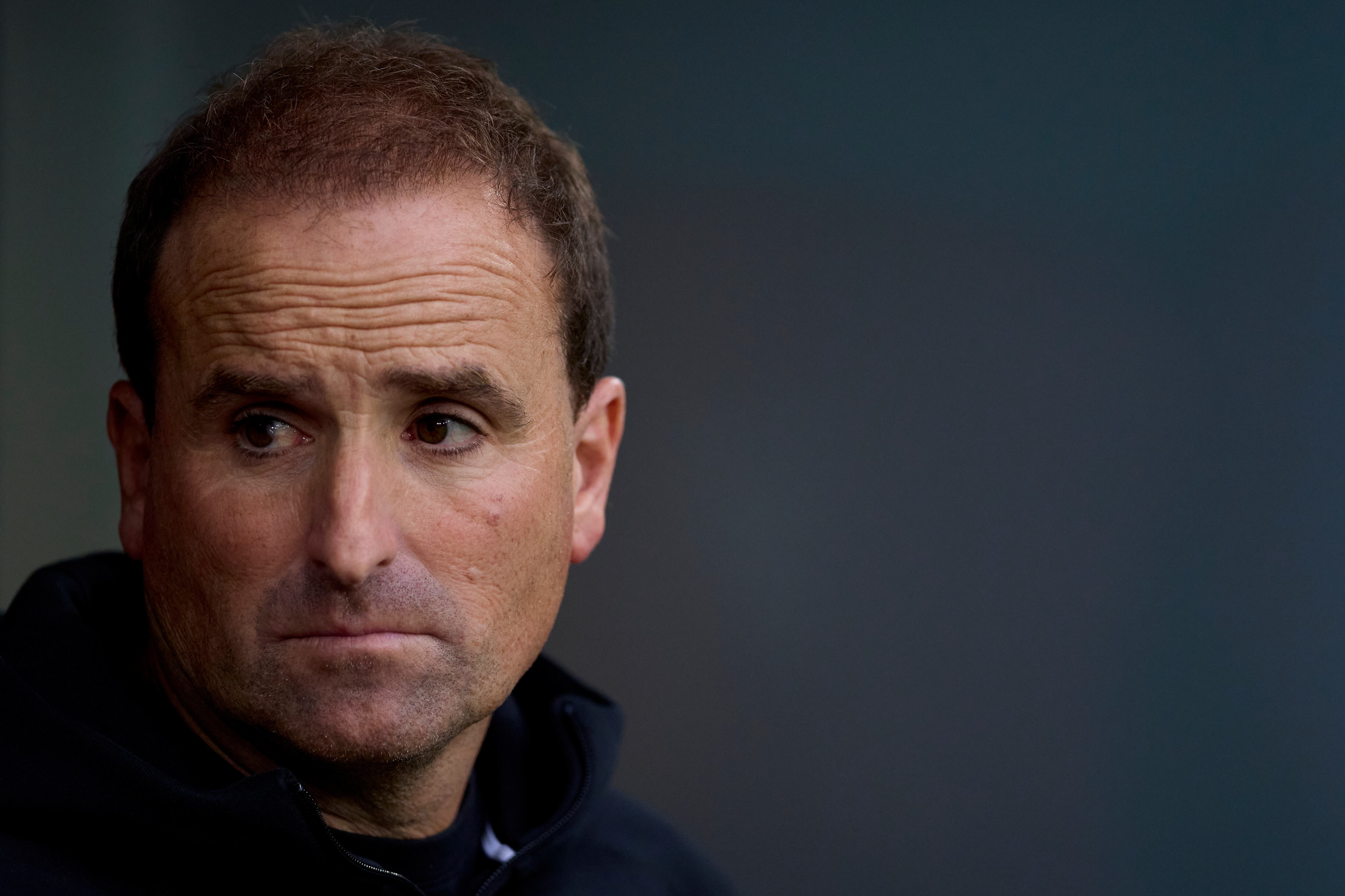 BILBAO, SPAIN - OCTOBER 04: Jagoba Arrasate, head coach of RCD Mallorca, looks on from the dugout prior to the LaLiga EA Sports match between Athletic Club and RCD Mallorca at Estadio de San Mames on October 04, 2025 in Bilbao, Spain. (Photo by Ion Alcoba Beitia/Getty Images)