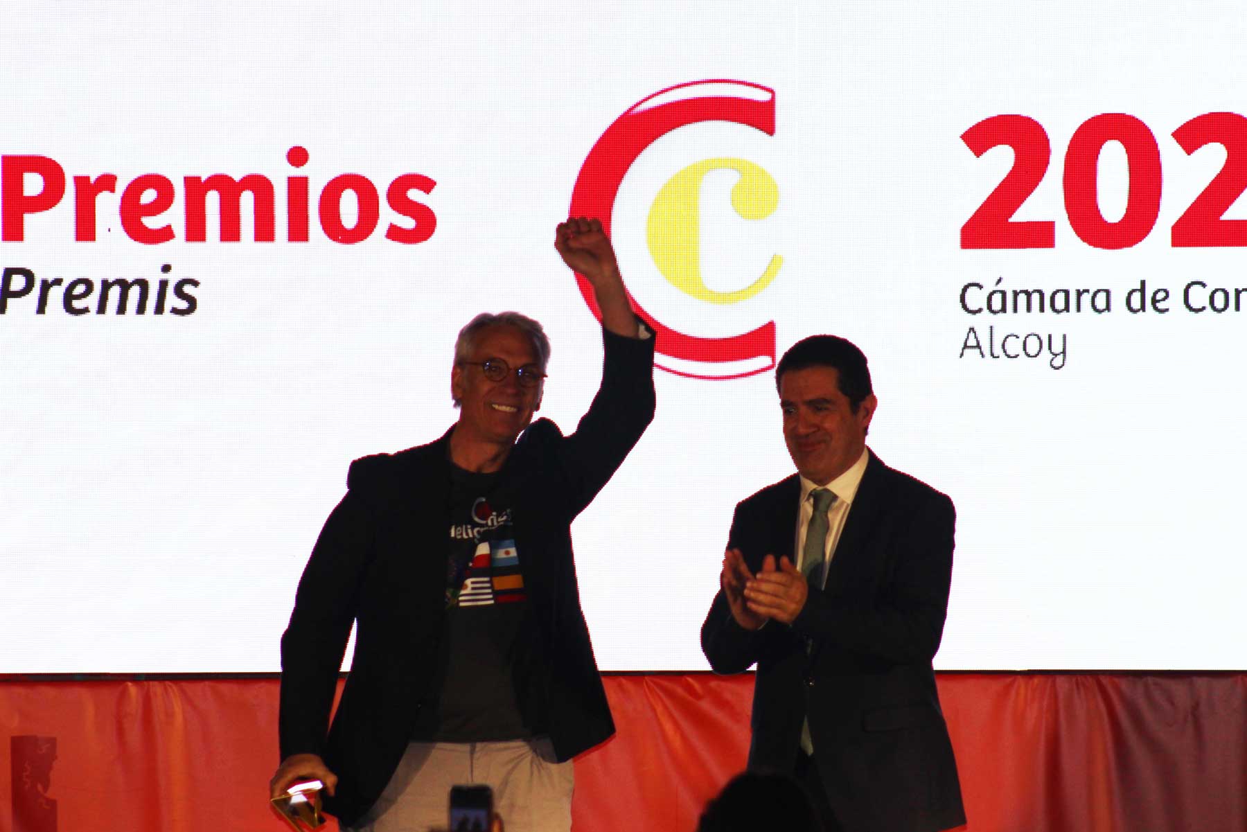 El alcalde de Alcoy, Toni Francés, entrega el premio al CEO de Heligráfics, Toni Nácher