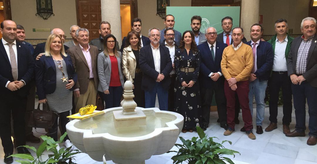 La delegada del gobierno, Maribel Lozano (centro) junto a los alcaldes con los que ha firmado el convenio.