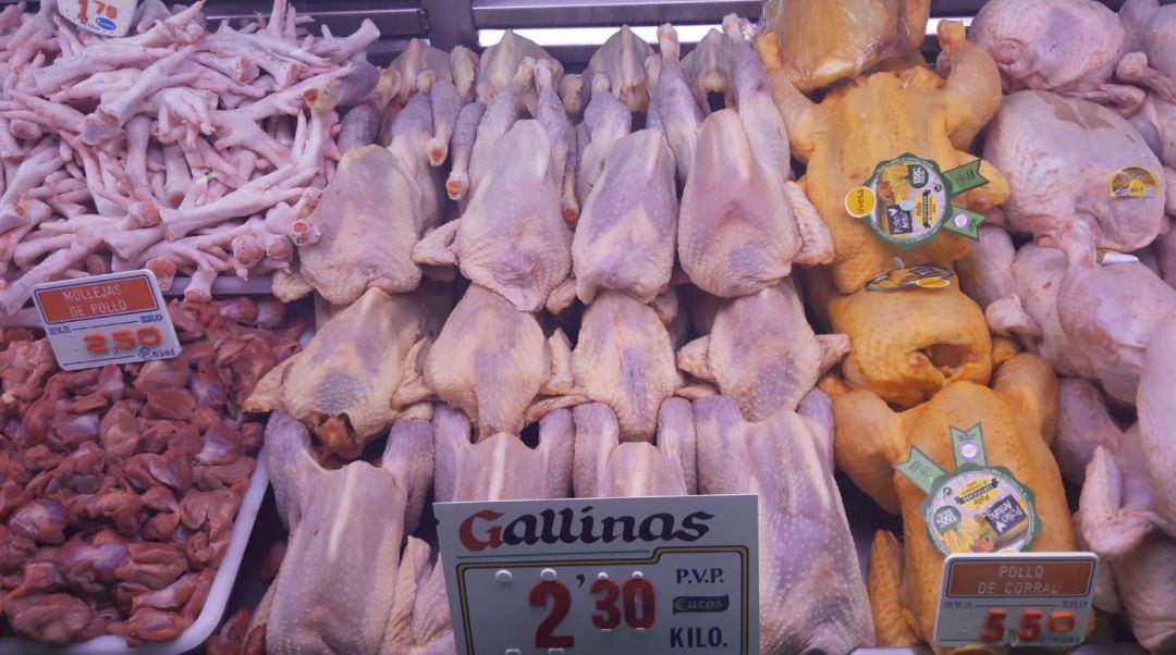 La vitrina de la pollería J. R. Palacios, en el Mercado de los Mostenses de Madrid.