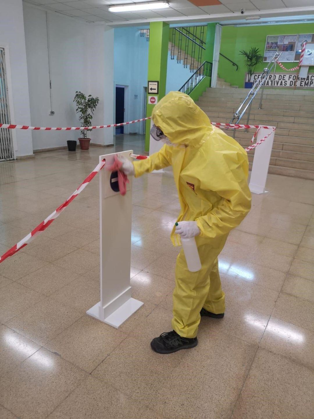 Imagen de los trabajos de desinfección frente al COVID-19 en el Centro de Formación e Iniciativas de Empleo de La Fica
