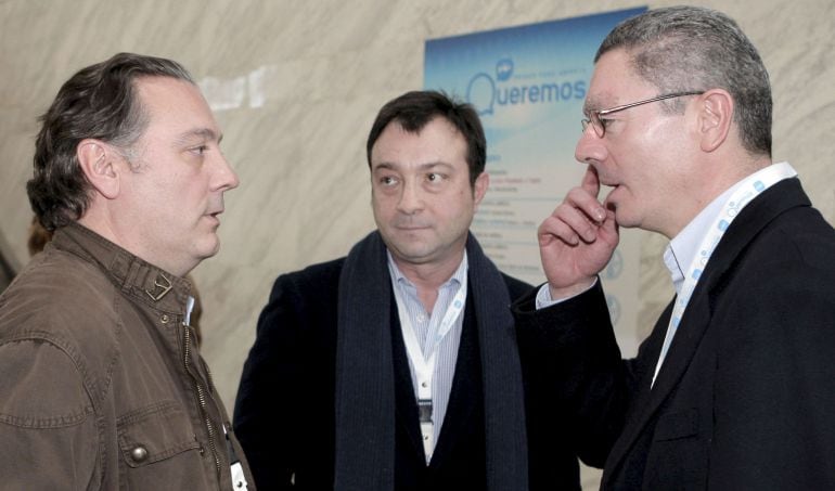 El exalcalde de Madrid, Alberto Ruiz-Gallardón, conversa con el exconsejero madrileño de Justicia Alfredo Prada, a la izquierda, en presencia del entonces vicealcalde de la capital, Manuel Cobo, en una imagen de archivo.