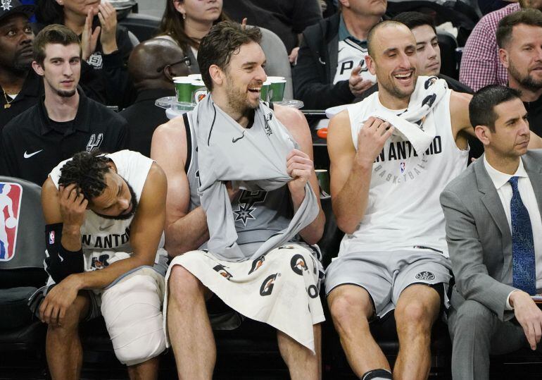 Ginóbili y Pau Gasol sonríen en el banquillo de los Spurs