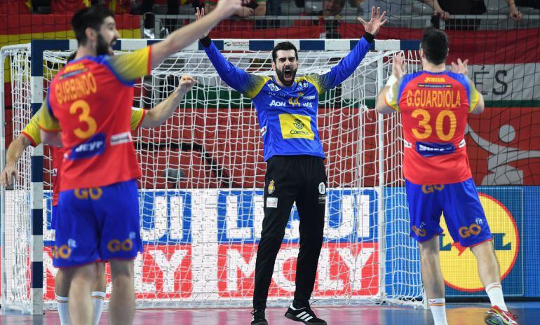 Los &#039;hispanos&#039; celebran la victoria frente a Alemania