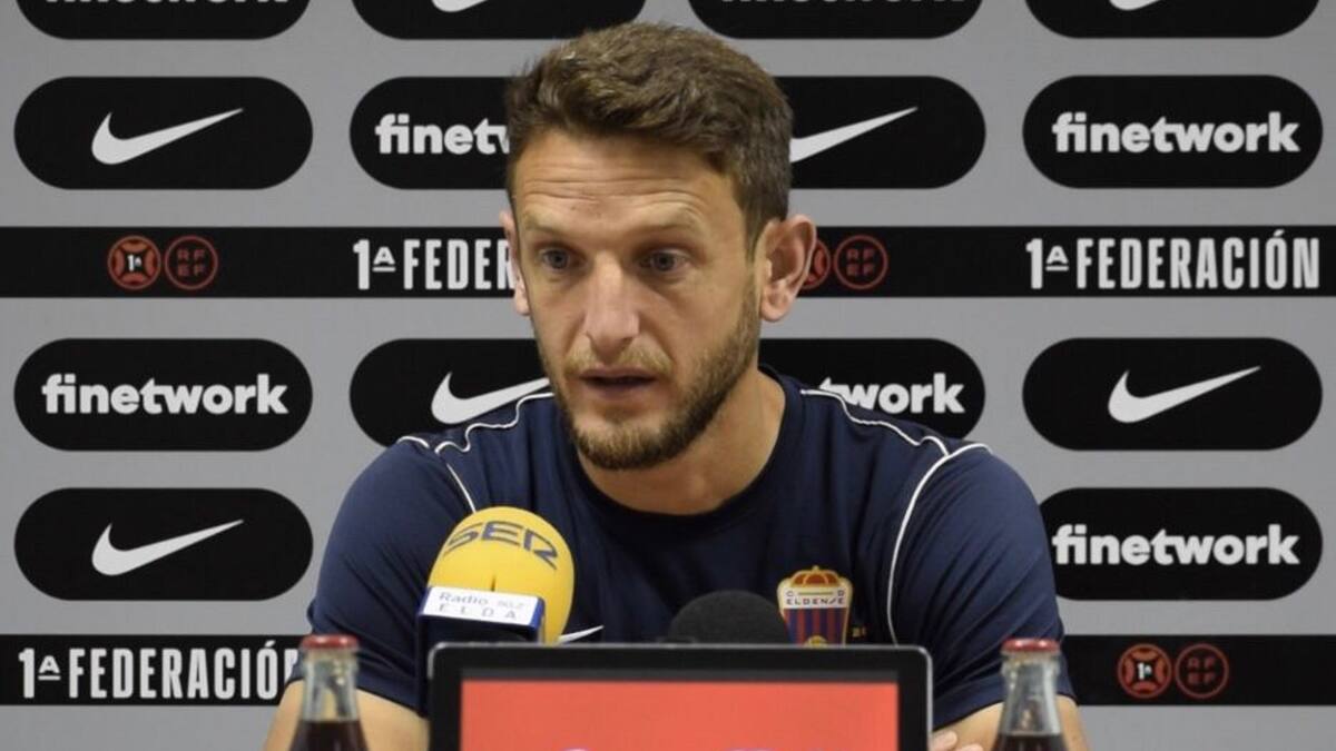 Miguel Núñez, futbolista del Eldense, antes de visitar a la S. D. Logroñés