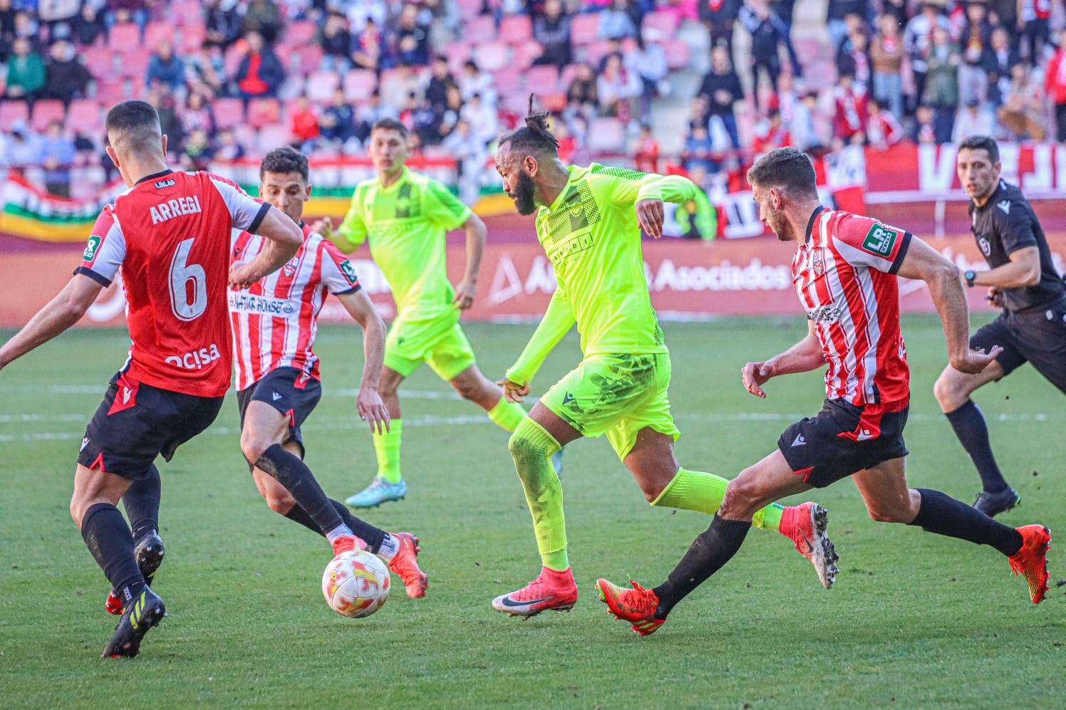 Arregi, Lozano y Sierra tratan de frenar a Nsue en una acción de la segunda mitad / CF Intercity