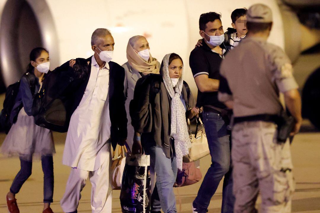 Un grup de refugiats afganesos a la seva arribada a la base aèria de Torrejón