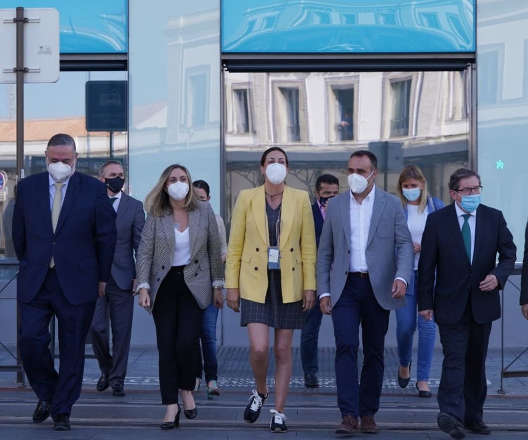 Tras un acto reivindicativo en Granada, los líderes del PP andaluz y granadino abandona la plaza de la estación de Granada. A la secretaria regional, Loles López (de amarillo), le acompaña la consejera de Fomento de la Junta, Marifrán Carazo; y, al otro lado, el presidente provincial Francis Rodríguez y, a continuación, el candidato que quiere presentar el PP a la alcaldía de Granada (forzando la dimisión del altual alcalde, Luis Salvador¡ de Ciudadanos), Luis González