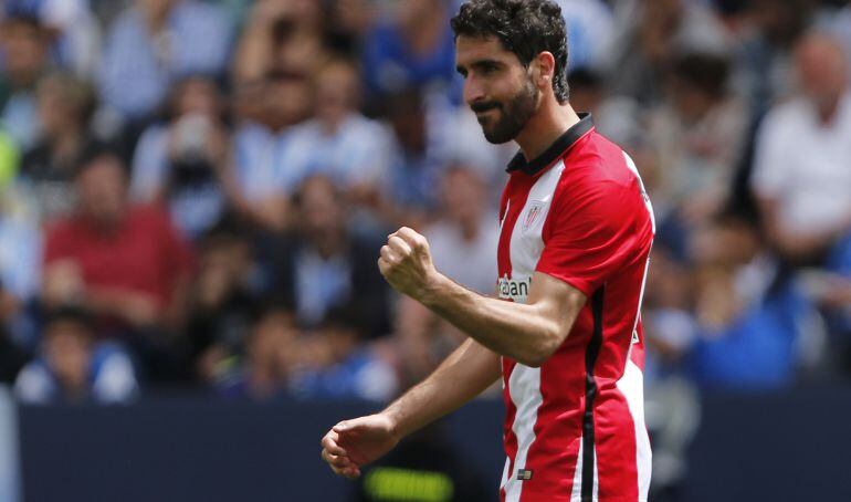 Raúl García cierra el puño tras marcar el gol en La Rosaleda