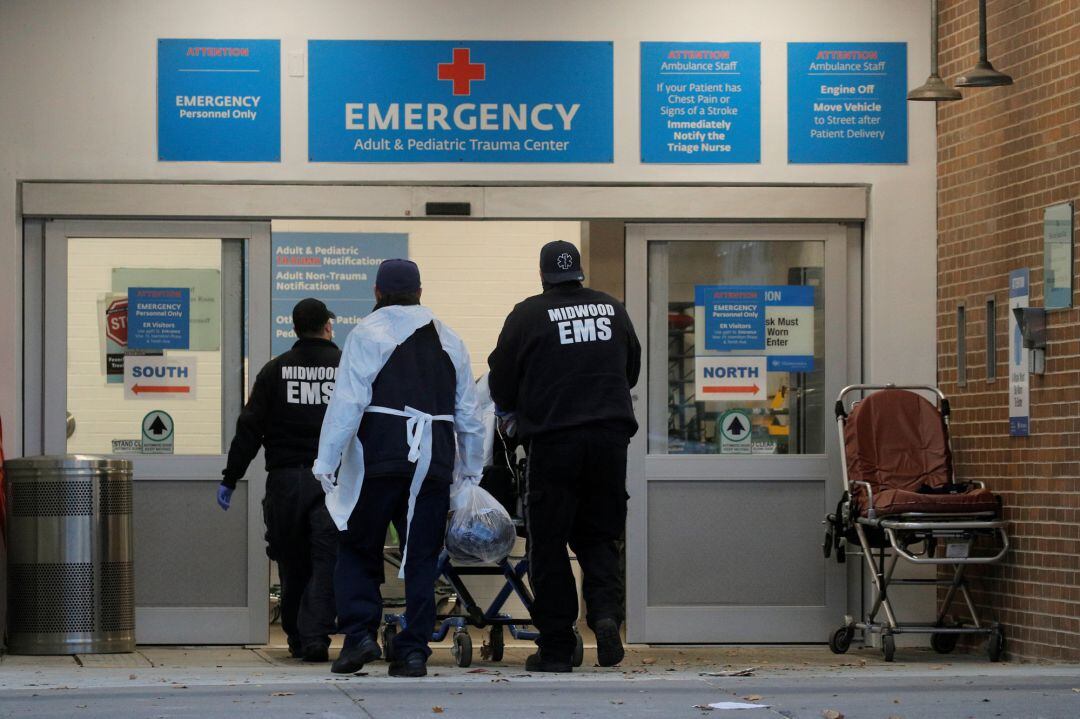 Un paciente con COVID llega al Maimonides Medical Center de Brooklyn (Nueva York), este miércoles.