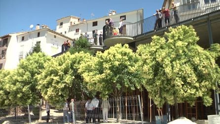 Bajo el mirador se ha creado un nuevo espacio para dotar a esta zona de aseos públicos, archivo y sala expositiva, además de la recuperación de una antigua bóveda