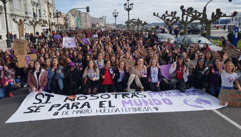 La convocatoria de la Comisión 8 de Marzo y la Asamblea Abierta Feminista de Cantabria ha sido un éxito.