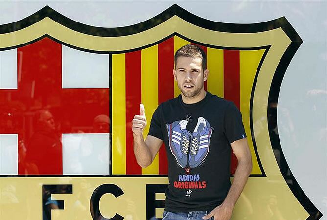 Jordi Alba posa junto al escudo del Barça