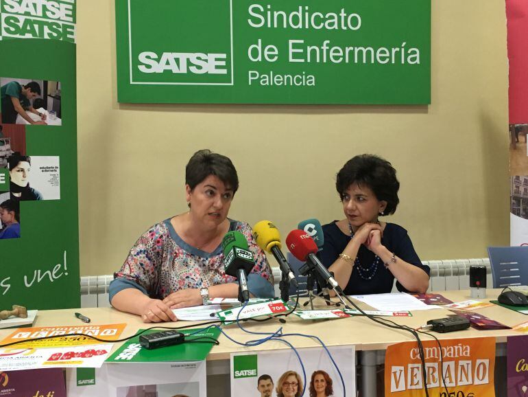 Rebeca Pérez, secretaria provincial de SATSE, y Mª José López, presidenta de Palencia Abierta